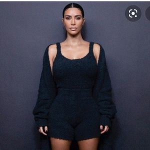 SKIMS COZY KNIT TANK AND SHORTS - black size small